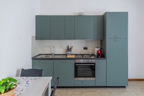 Ofen, Herdplatte, Geschirrspüler, Kochgeschirr/Geschirr/Besteck