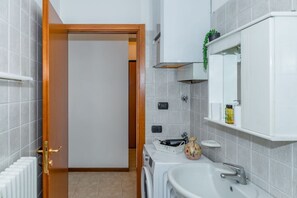 Doccia, asciugacapelli, bidet, asciugamani