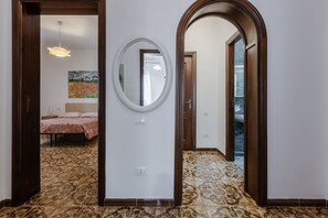 2 عدّة غرف نوم ومكواة/لوح كي وخدمة الإنترنت