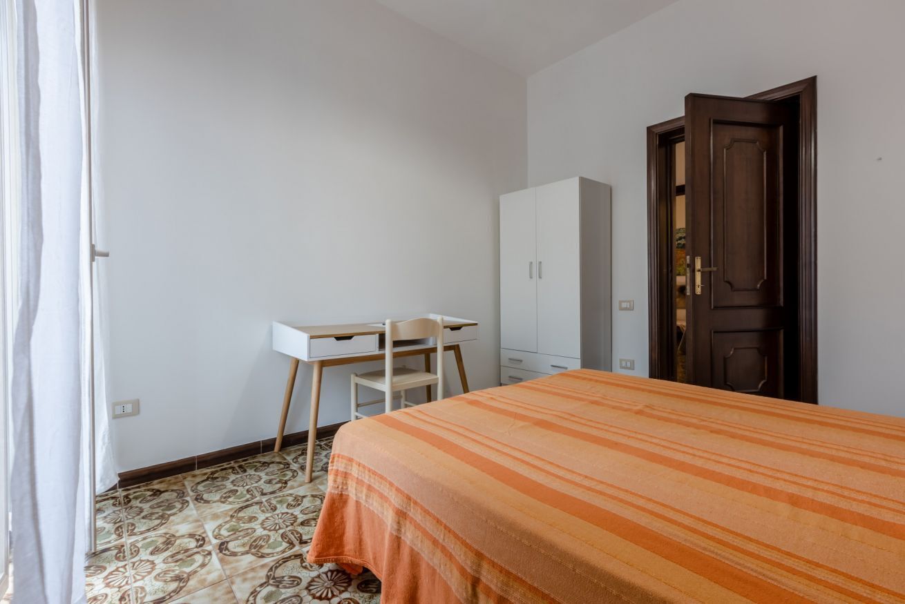 2 chambres, bureau, système d’insonorisation, fer et planche à repasser