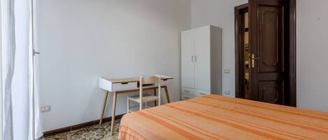 2 chambres, bureau, systĂšme dâinsonorisation, fer et planche Ă repasser