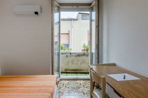 2 bedrooms, iron/ironing board, internet