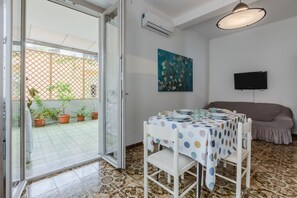 Dining - Cagliari Comfy Apartment with Terrace & Netflix! (Selargius)