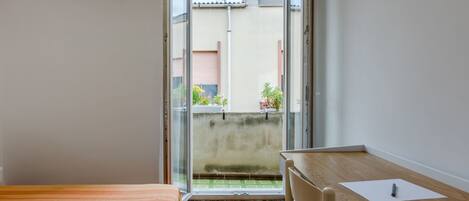 2 slaapkamers, een strijkplank/strijkijzer, internet