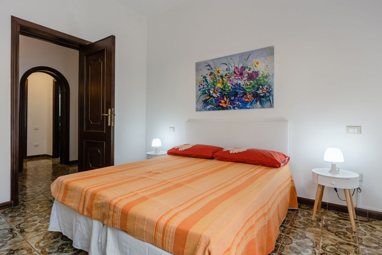 2 camere, una scrivania, insonorizzazione, ferro/asse da stiro