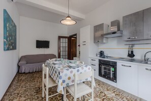 冷蔵庫、電子レンジ、オーブン、コンロ