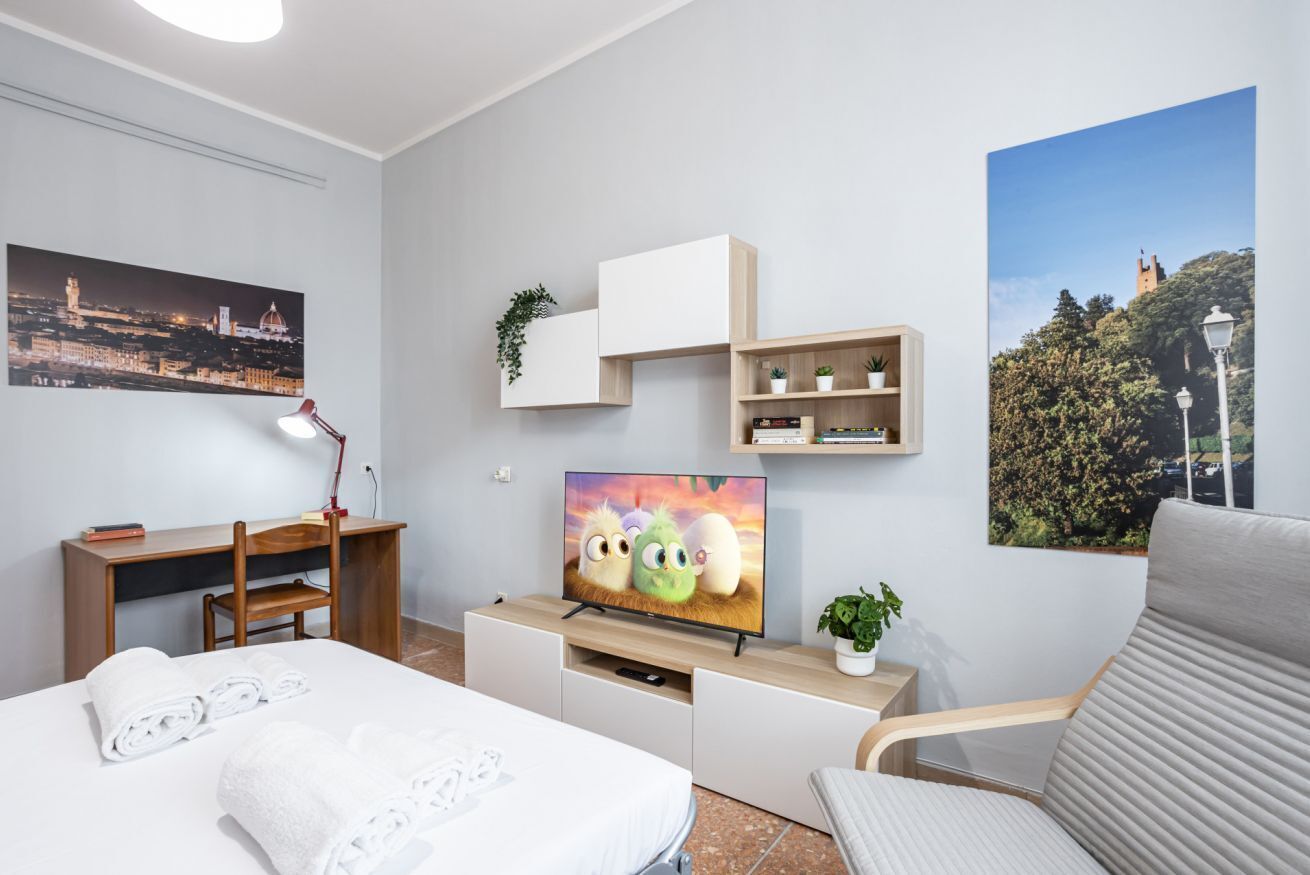 1 habitación, escritorio, tabla de planchar con plancha y cuna de viaje 