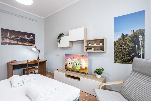1 habitación, escritorio, tabla de planchar con plancha y cuna de viaje