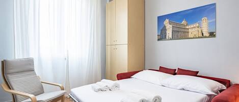 1 室のベッドルーム、デスク、アイロン / アイロン台、旅行用ベビーベッド