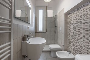 Ducha, secador de pelo, bidet, toallas