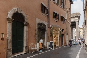 Exterior - GuestHost - Refined and spacious 90sqm apartment that can accommodate up to 4 people. Located on the second floor, with elevator (not suitable for disabled people), of a building in the historic center few steps away from the Pantheon, it represents the (Roma)