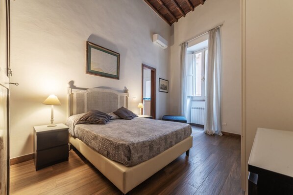 1 habitación, tabla de planchar con plancha y wifi