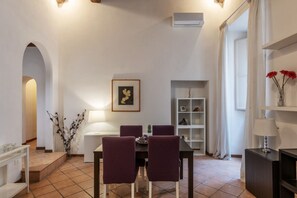 Dining - GuestHost - Refined and spacious 90sqm apartment that can accommodate up to 4 people. Located on the second floor, with elevator (not suitable for disabled people), of a building in the historic center few steps away from the Pantheon, it represents the (Roma)