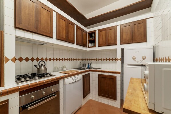 Frigorifero, microonde, forno, piano cottura