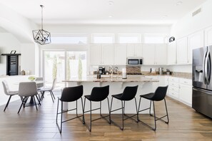 Fridge, microwave, oven, stovetop - Gorgeous Lakefront Home with Infinity Pool & Hot Tub, Sleeps Up to 12 (Glendale)