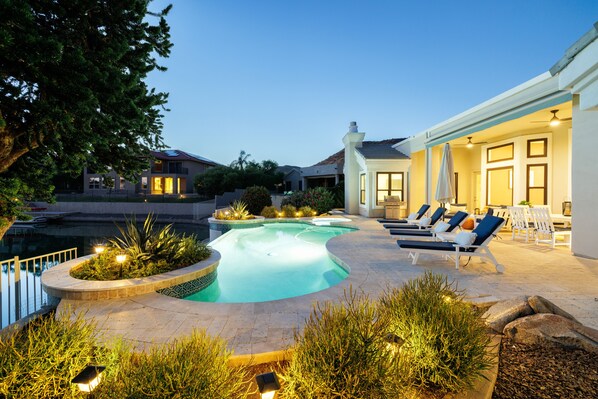 An infinity pool, sun loungers - Gorgeous Lakefront Home with Infinity Pool & Hot Tub, Sleeps Up to 12 (Glendale)