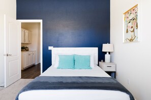 4 bedrooms, desk, WiFi, bed sheets - Gorgeous Lakefront Home with Infinity Pool & Hot Tub, Sleeps Up to 12 (Glendale)
