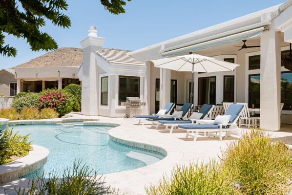 An infinity pool, pool loungers - Gorgeous Lakefront Home with Infinity Pool & Hot Tub, Sleeps Up to 12 (Glendale)