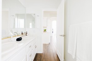 Shower, hair dryer, towels, soap - Gorgeous Lakefront Home with Infinity Pool & Hot Tub, Sleeps Up to 12 (Glendale)