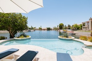Piscine à débordement, chaises longues