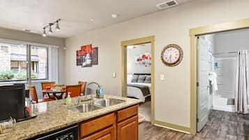 1 slaapkamer, een bureau, een strijkplank/strijkijzer, reisbedje