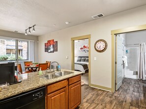 1 bedroom, desk, iron/ironing board, travel cot - Calif-King Suite on 1st Floor - W@H w/1G Internet! (South Jordan)