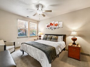 1 chambre, bureau, fer et planche à repasser, lit parapluie