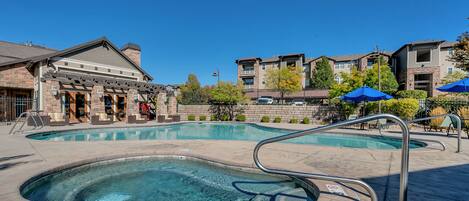 Alberca al aire libre y alberca climatizada