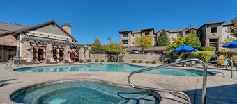 Calif-King Suite on 1st Floor - W@H w/1G Internet!