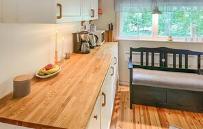 Réfrigérateur, surface de cuisson, vaisselle et ustensiles