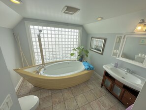 Shower, jetted tub, hair dryer, towels