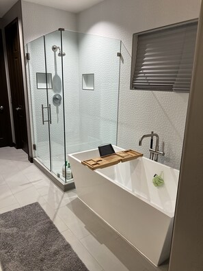 Séchoir à cheveux, serviettes fournies, savon, shampooing