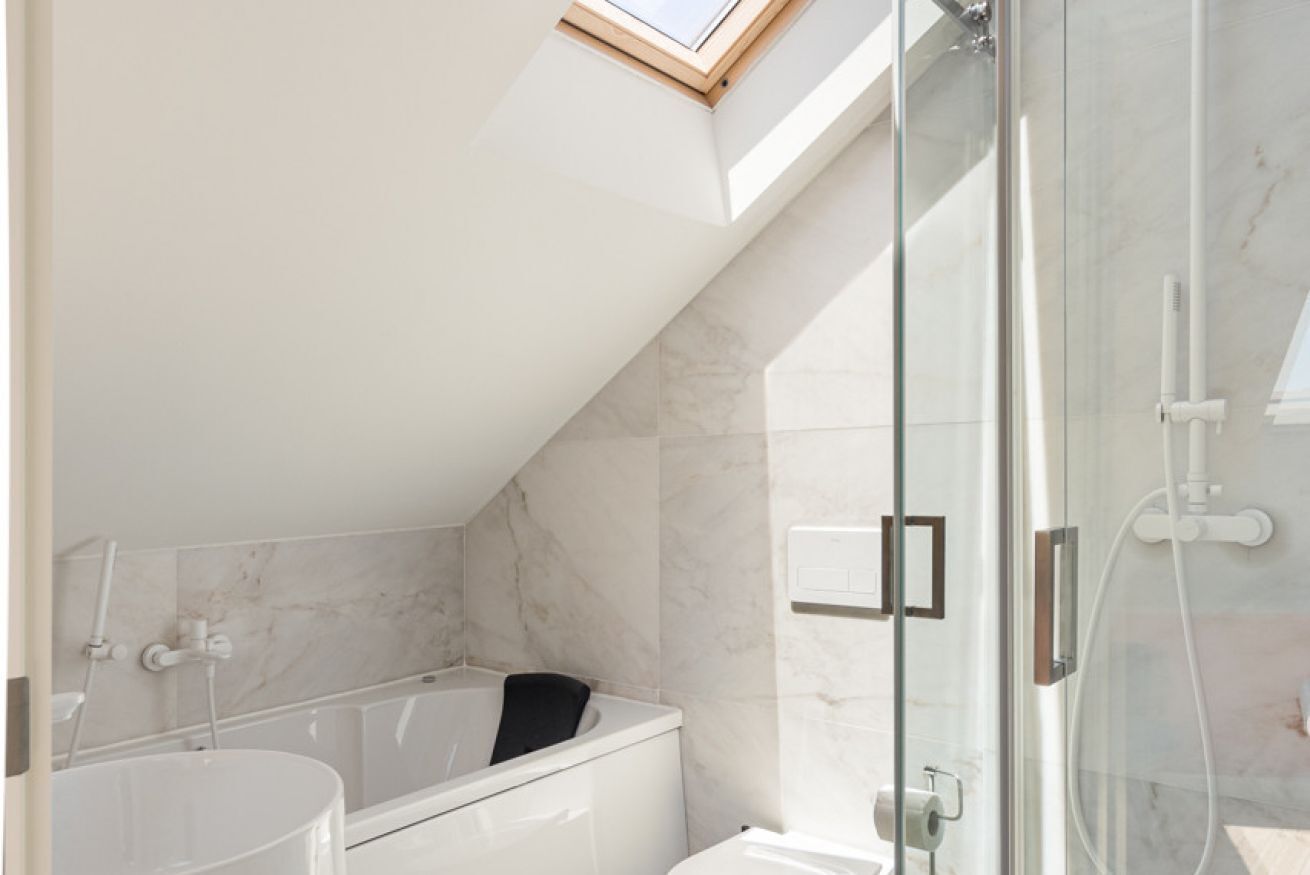 Combined shower/bathtub, hair dryer, towels