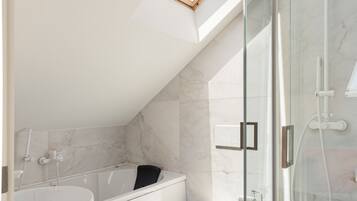 Combined shower/bathtub, hair dryer, towels