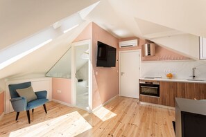 Fridge, oven, stovetop, coffee/tea maker - JOIVY Cute studio near Rossio Square (Lisboa)