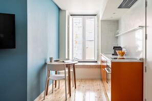 Kjøleskap, ovn, kokeplater og kaffetrakter/tekoker