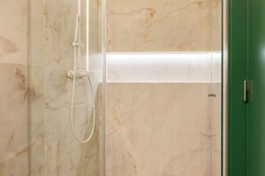 Douche, sèche-cheveux, serviettes fournies, savon