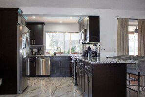 ثلاجة، ميكروويف، فرن، موقد طهي مسطح