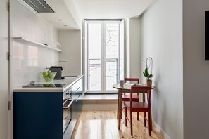 Réfrigérateur, four, plaque de cuisson, cafetière/bouilloire