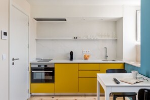 Fridge, oven, stovetop, coffee/tea maker