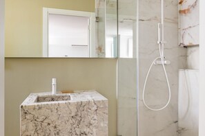Dusche, Haartrockner, Handtücher
