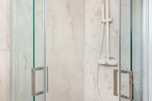 Dusche, Haartrockner, Handtücher, Seife