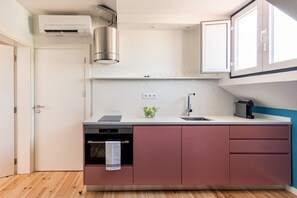 Jääkaappi, uuni, liesi, kahvin-/teenkeitin