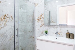 Dusche, Haartrockner, Handtücher, Seife