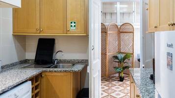 Fridge, microwave, dishwasher, coffee/tea maker