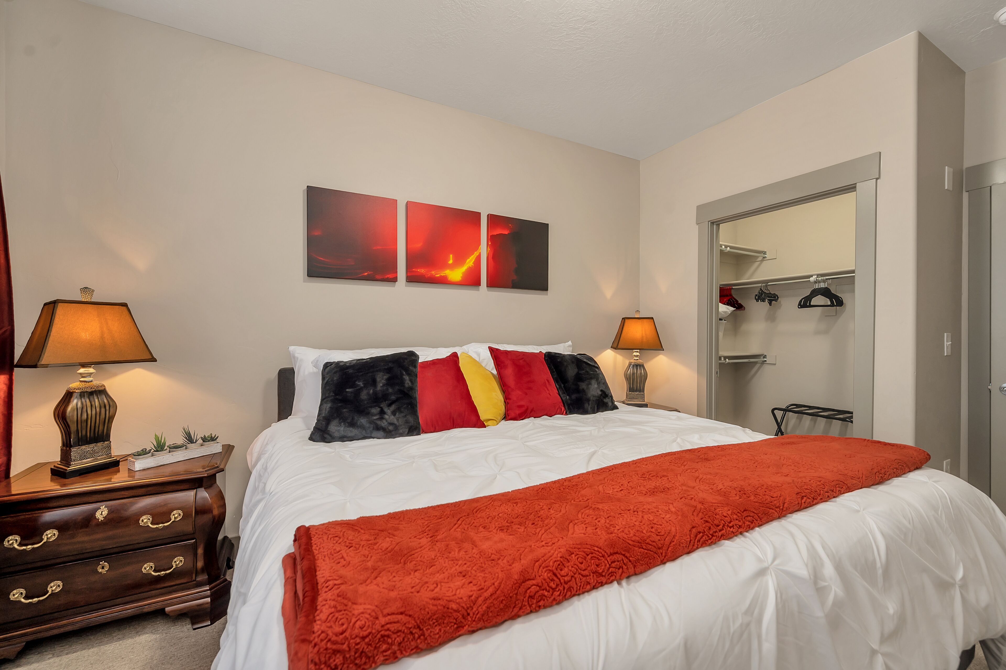 2 quartos, escrivaninha, ferros/tábuas de passar roupa, berço de viagem