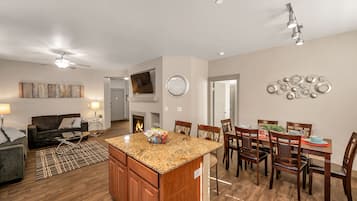 Een smart-tv en een open haard