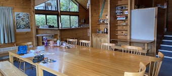 Dakune Chill-lodge for up to 26.Tongariro, BBQ, sauna, spa, pool,darts,fire pit.