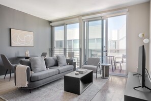 TV, stereo - Exquisite SoMa 1BR w/ Garden Patio, nr Tech Companies, by Blueground (San Francisco)