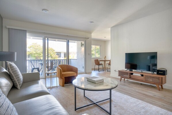 Una televisión, un reproductor estéreo